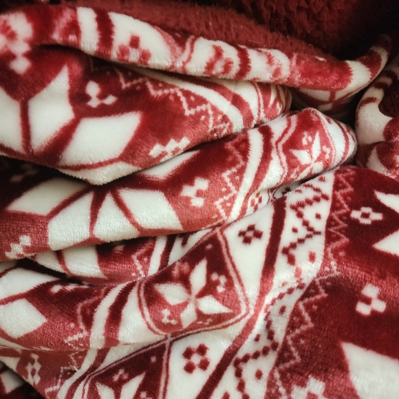 Snowflakes Red Maroon White Sherpa Throw Soft Blanket - Picture 3 of 3